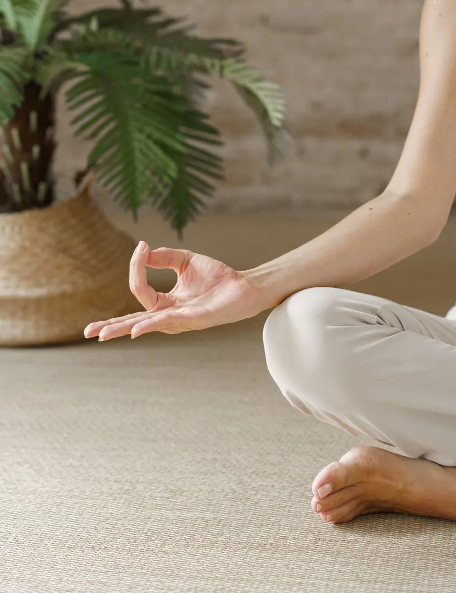 Mano en mudra en una clase de yin yoga